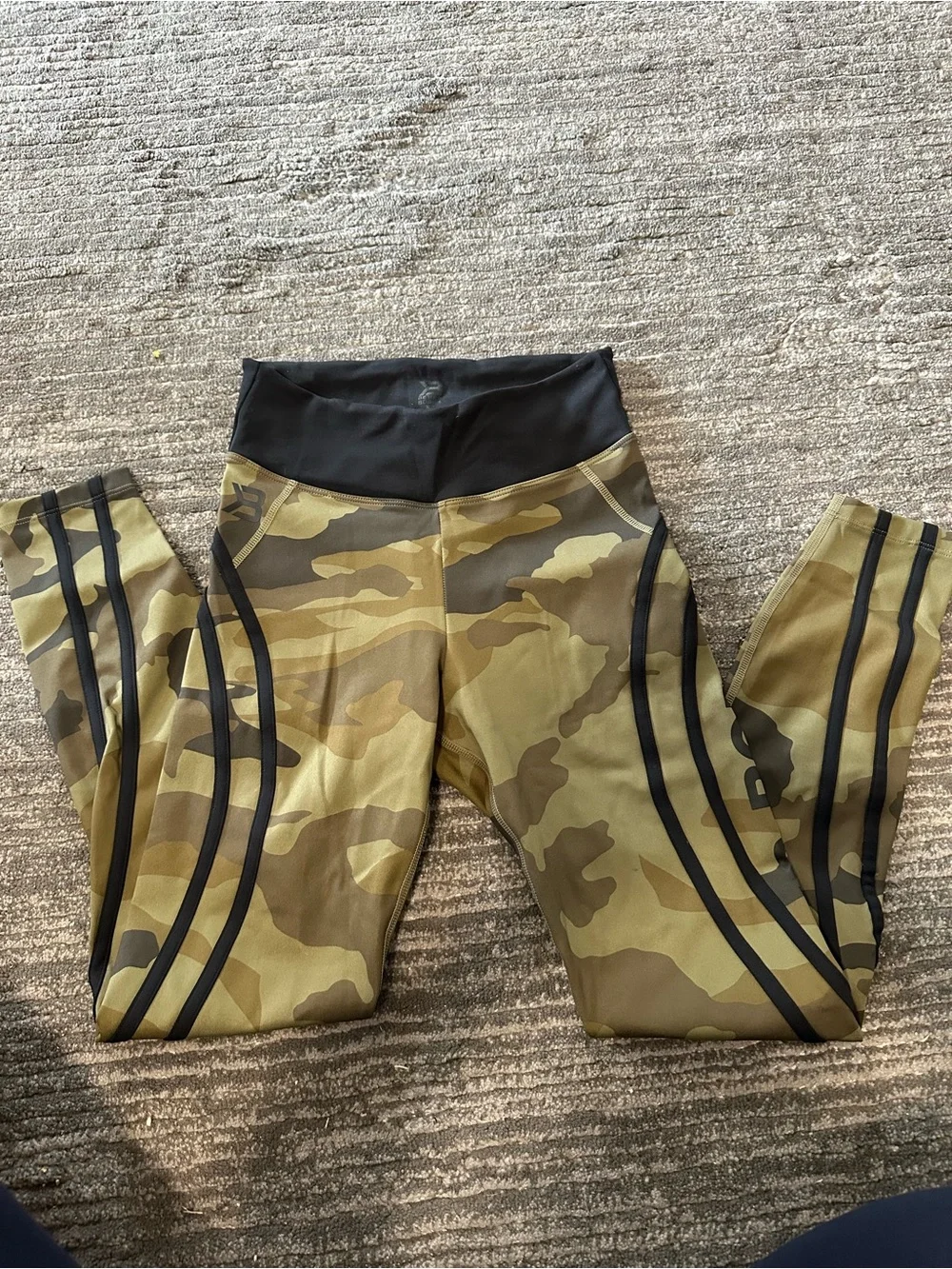 BETTER BODIES Camo High-Waist Leggings in Olive and Black